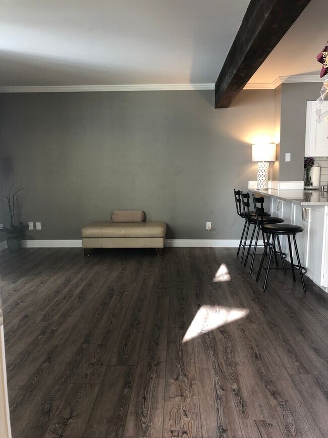 Building Photo - Price reduced!! Luxury 2 Bed 1 Bath Condo w/ ATTACHED GARAGE