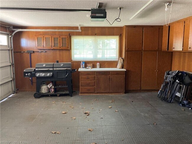 Building Photo - 927 Skyline Dr