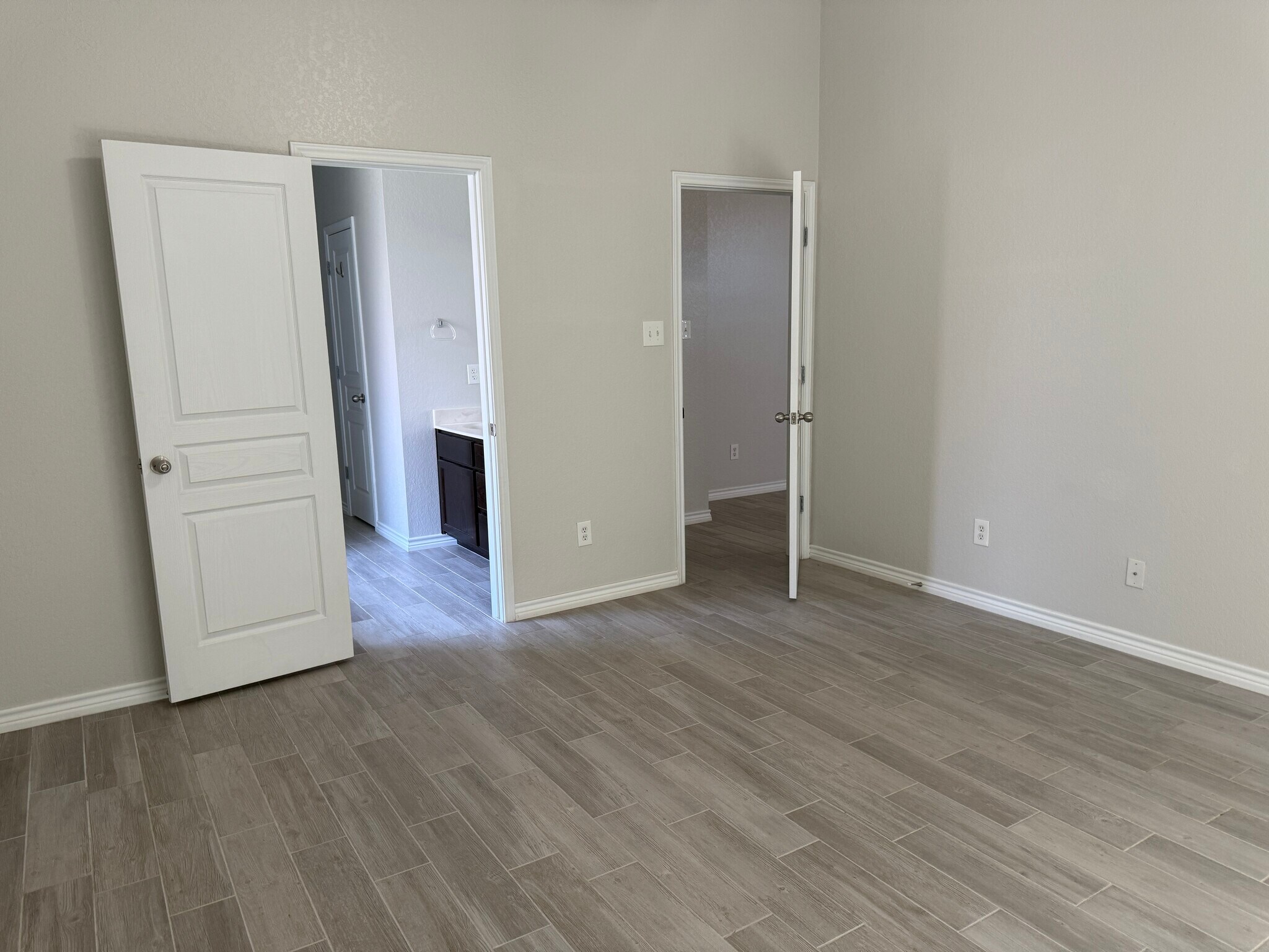 Building Photo - 1123 Neuberry Cliffe