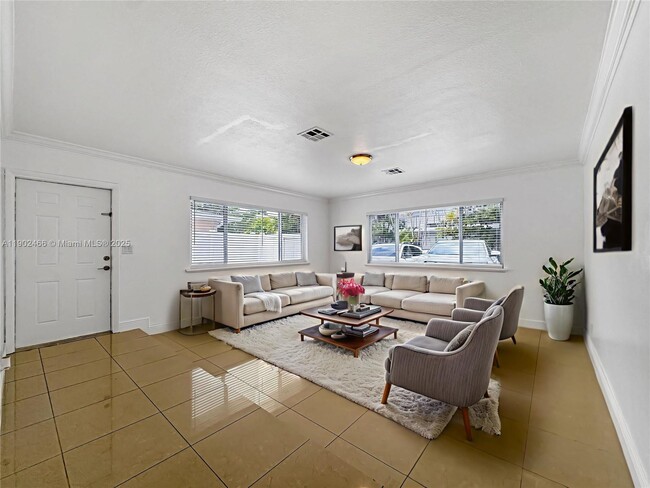 Building Photo - 508 SE 9th Ct