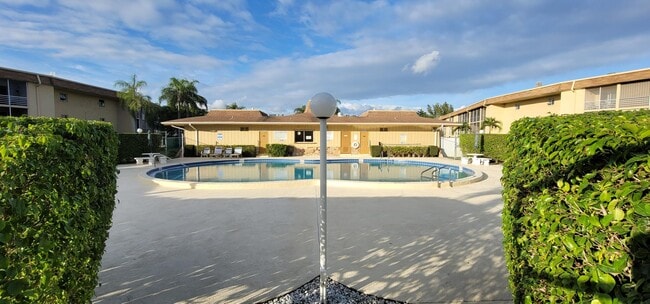 Building Photo - 300 Village Green Cir S