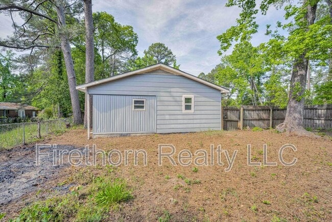 Building Photo - 2719 Meadowbrook Dr