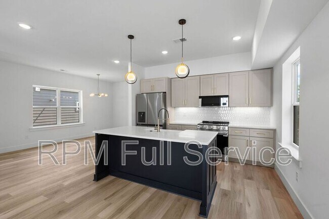 Building Photo - 1241 N Avondale Cir