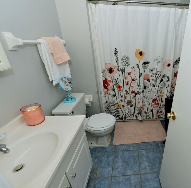 Building Photo - Just Blocks from Beach!