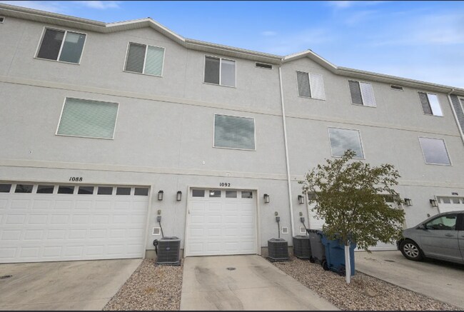 Building Photo - 3 Bed/3 Bath Townhouse in Saratoga Springs