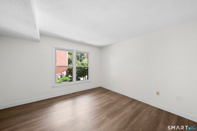 Building Photo - 136 Maple Ave