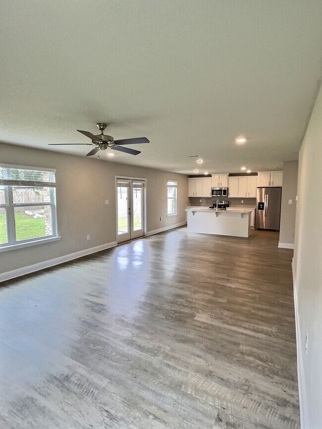 Building Photo - Large 4-bedroom home located in the South ...