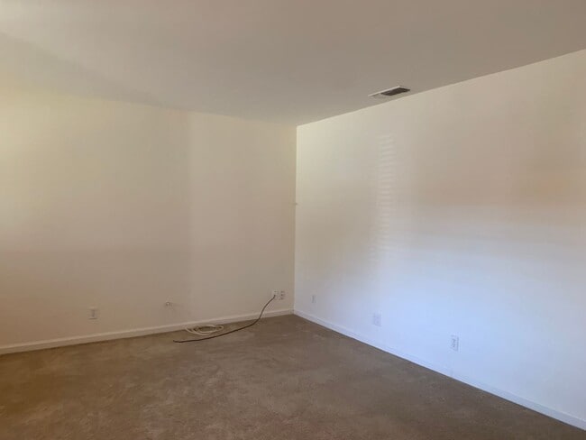 Building Photo - 3 bedroom 2 bath home with HUGE yard in Orangevale