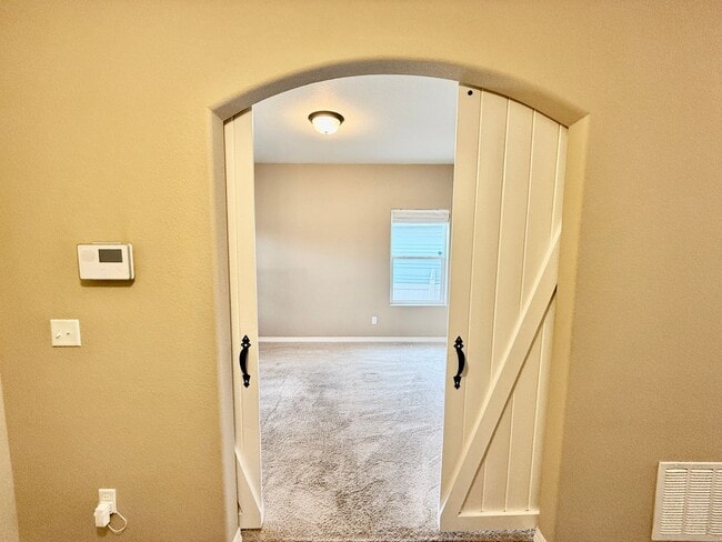 Building Photo - Beautiful Bedroom in Forest Meadows!