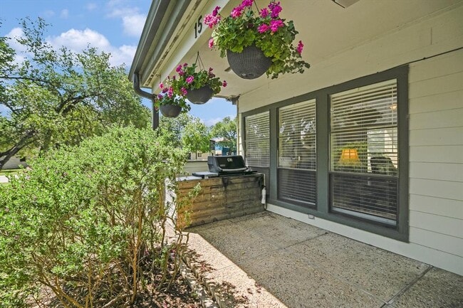 Building Photo - 15 Casa Verde St