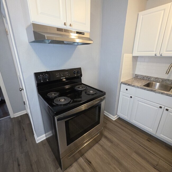 Building Photo - Cozy 3 bedrooms and 1 bath home located on Brooklane St in Raytown, MO.