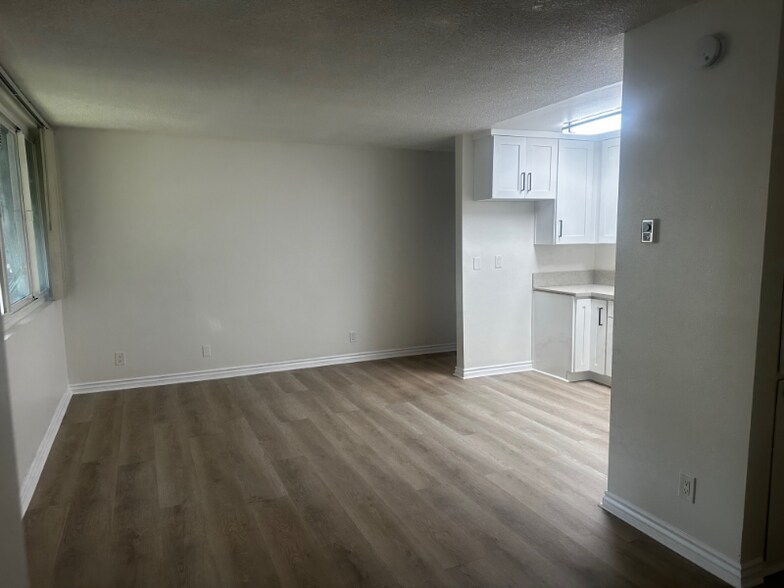 Building Photo - 13059 Oxnard St