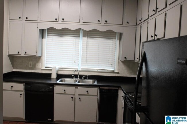 Building Photo - 805 Hillsboro Ln