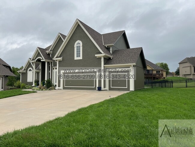 Building Photo - Stunning Home in Carriage Hills