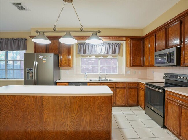 Building Photo - 16322 Red Oak Dr