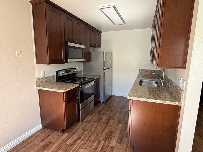 Building Photo - Emerald Court Apartments