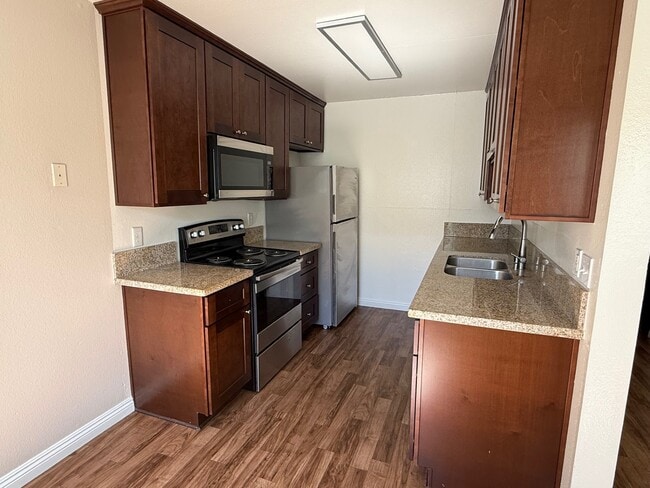 Building Photo - Emerald Court Apartments