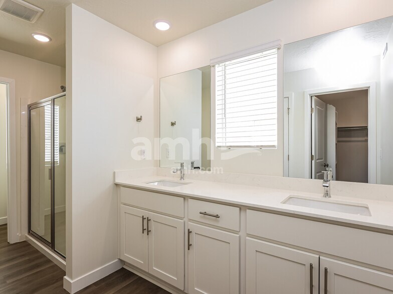 Building Photo - 1376 W Mahogany St