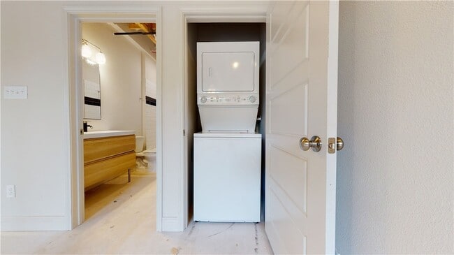 Building Photo - 305 W 27th St