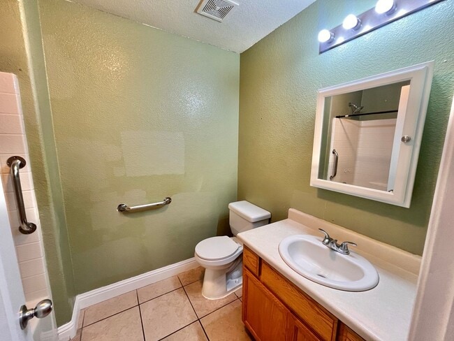 Building Photo - Charming 4 Bedroom, 2 Bath Home in a Quiet Neighborhood