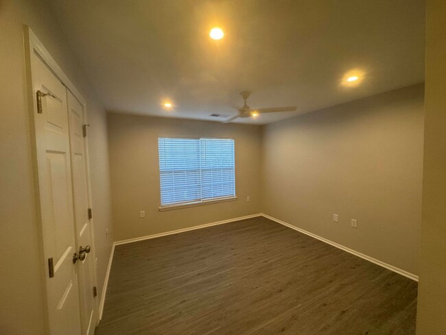 Building Photo - Nicely Updated 1st Floor One Bedroom Condo...