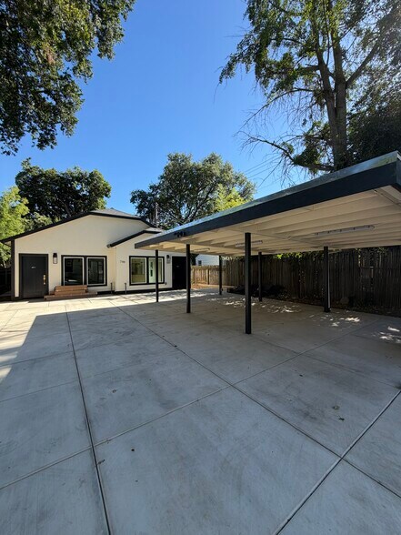 Building Photo - 746 7th Ave