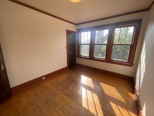 Building Photo - 414 N 19th Ave E