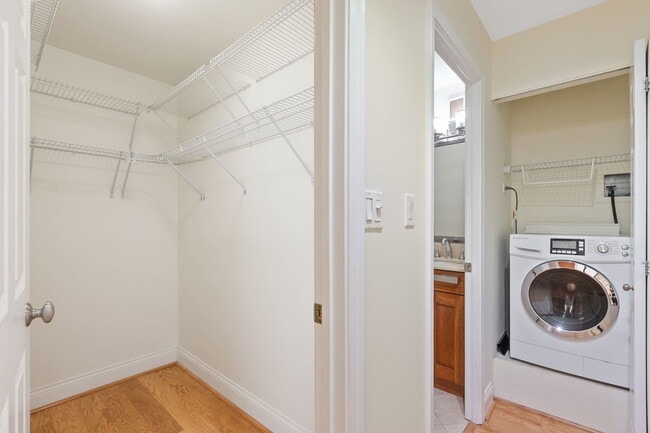 Building Photo - 450 W Briar Pl