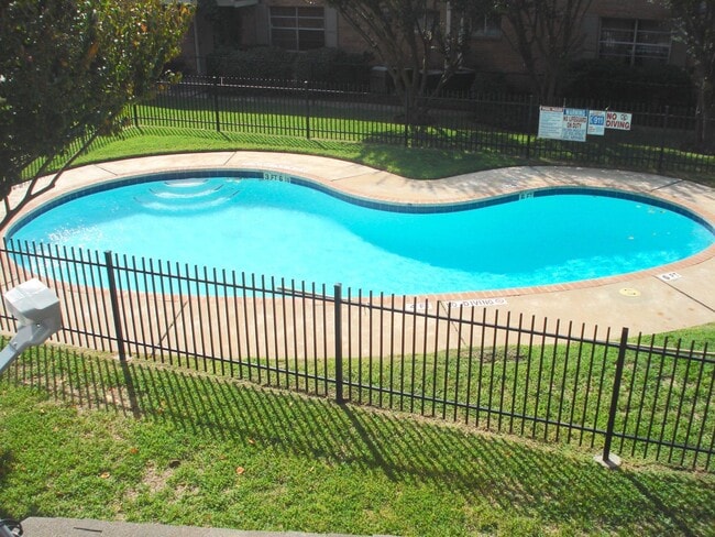 Building Photo - Spring Branch Condo