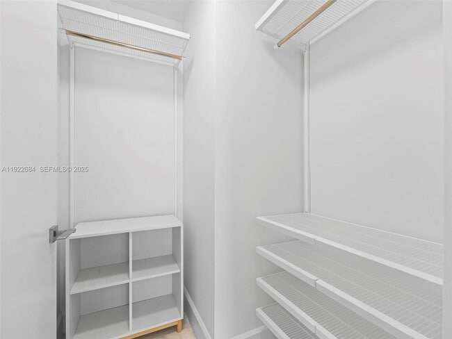 Building Photo - 700 NE 26th Terrace