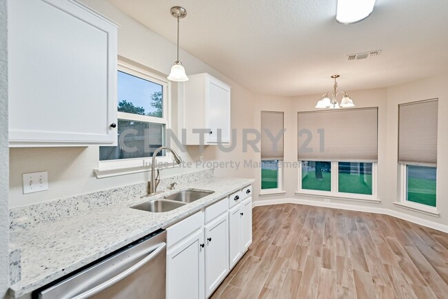 Building Photo - Well Maintained and Tastefully Updated 3/2...