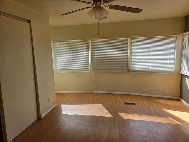 Building Photo - Three Bedroom, Pet Friendly Home!