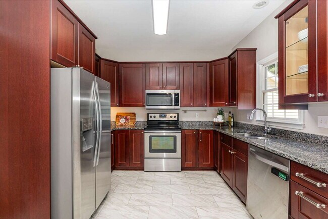 Building Photo - Charming 4-Bed Home with Fenced-in Backyar...