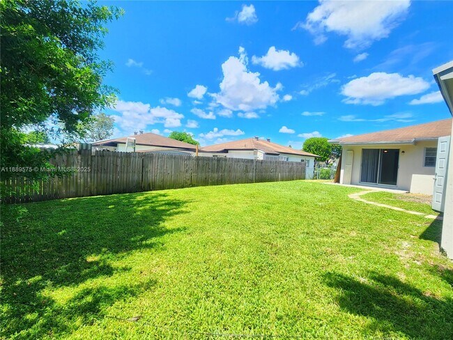 Building Photo - 18637 SW 100th Ave