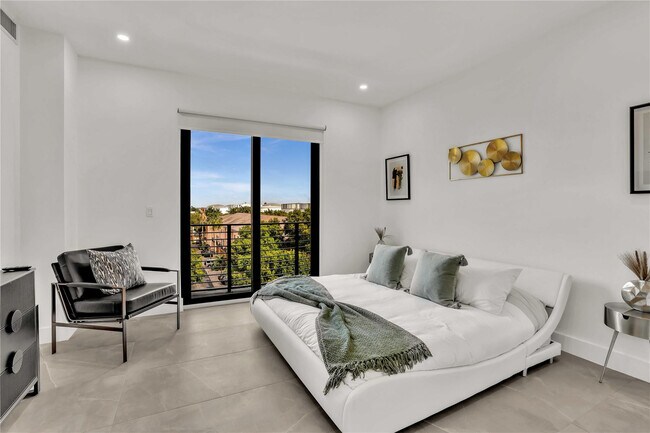 Building Photo - 2100 Miami Rd