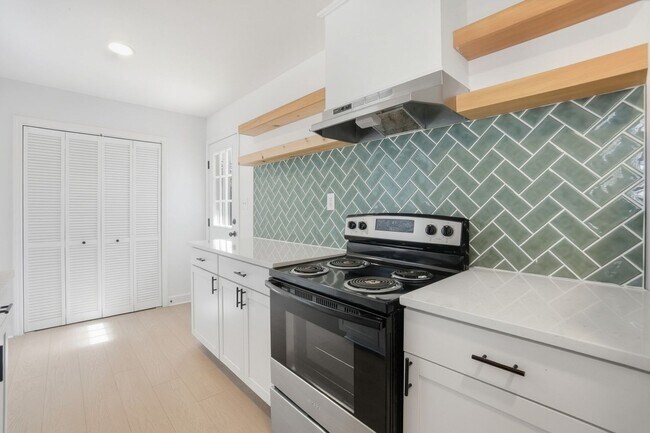 Building Photo - (Coming Soon) Beautifully Renovated 3-Bedroom with Fenced in Yard