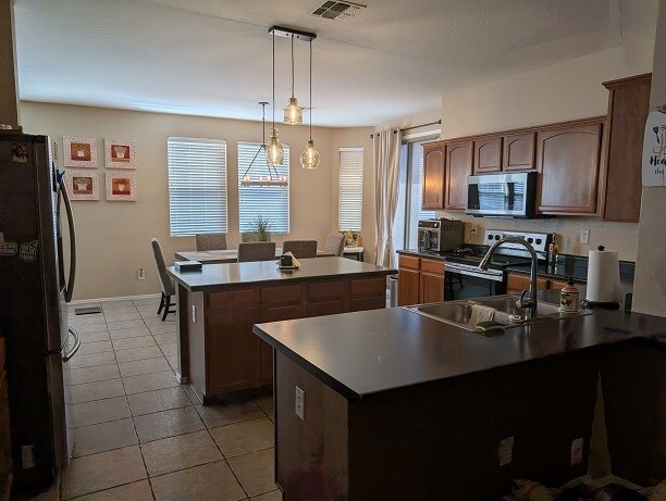 Building Photo - 46057 W Dutchman Dr