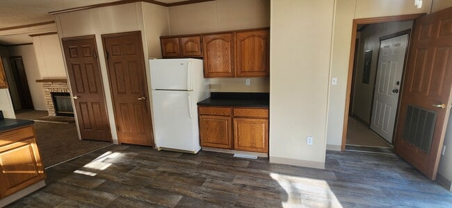 Building Photo - Spacious 3 Bedroom, 2.5 bathroom home with detached garage!