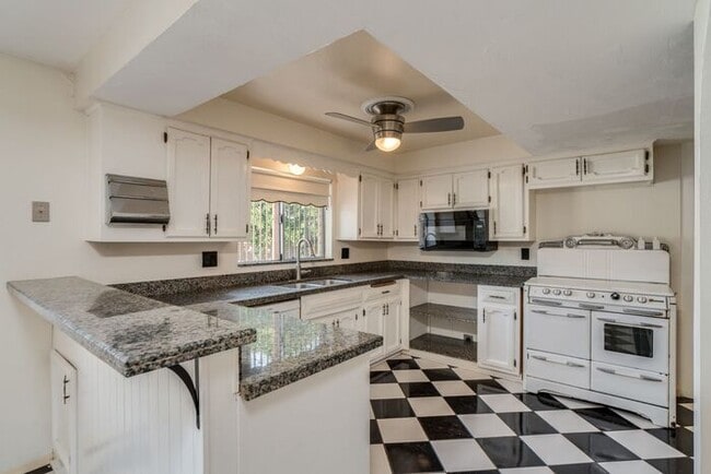 Building Photo - Spacious Tucson Rental Home with Pool & Mo...