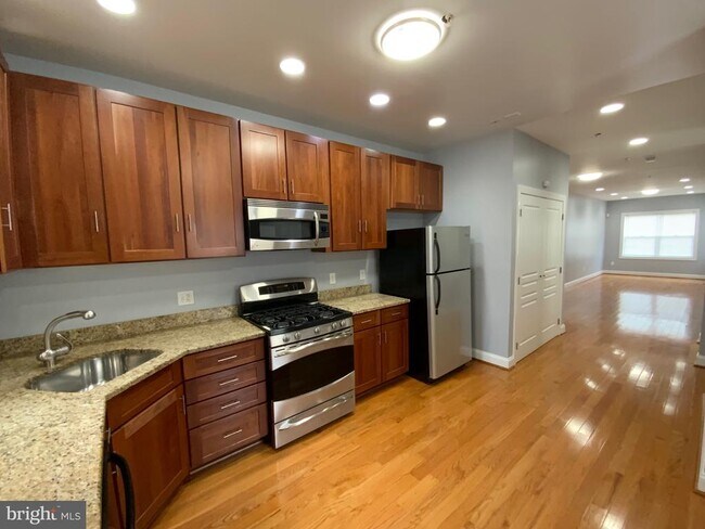 Building Photo - 812 5th St NE