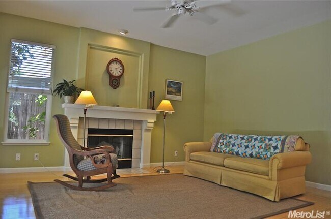 Building Photo - Comfortable Contemporary  Furnished home