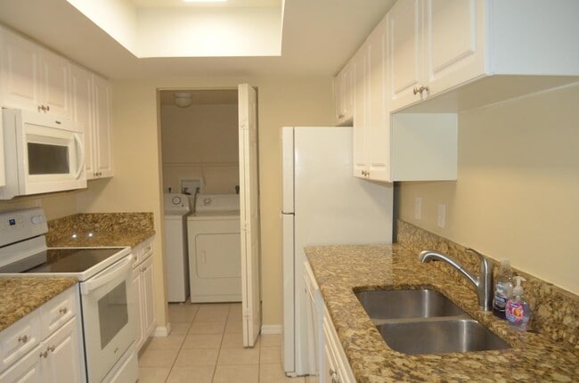 Building Photo - 900 Crestwood Ct S