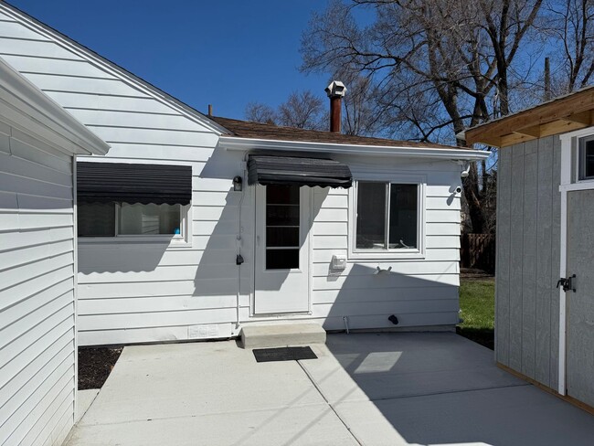 Building Photo - 3 bedroom 1 bath ranch style home, hardwood floors. 1 car garage.