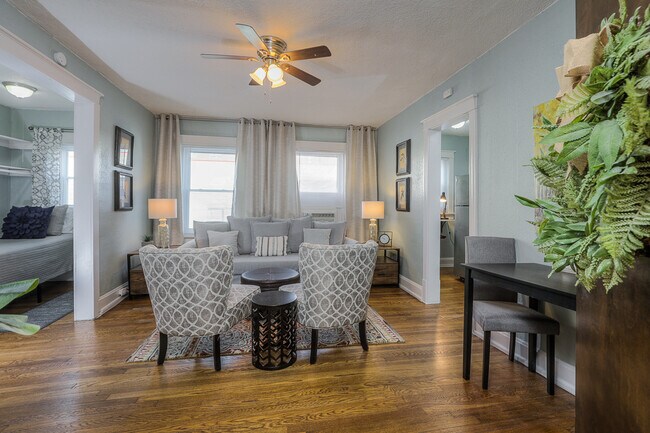 Interior Photo - 3721 Broadway