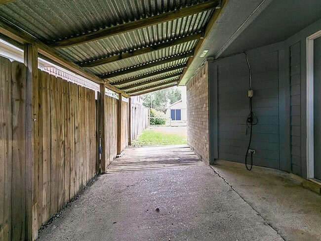 Building Photo - 2103 Whirlaway Dr