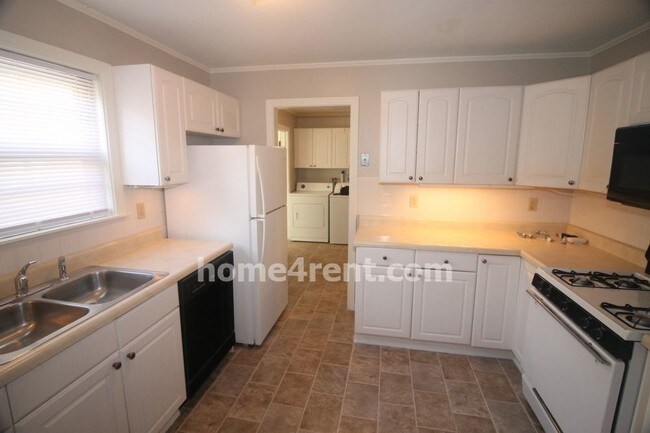 Building Photo - 2224 W 79th St