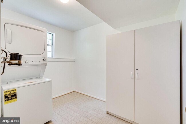 Building Photo - 2374 Hunters Square Ct