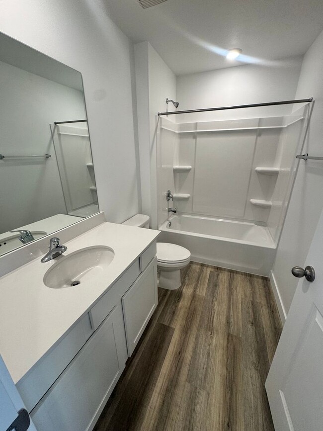 Building Photo - Brand New Long Valley Town home!!