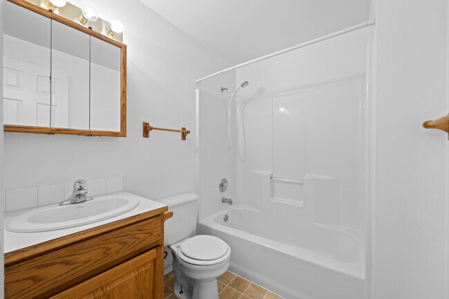 Guest Bath - 905 E Ball Ct