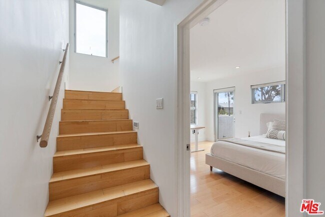 Building Photo - 678 Broadway St